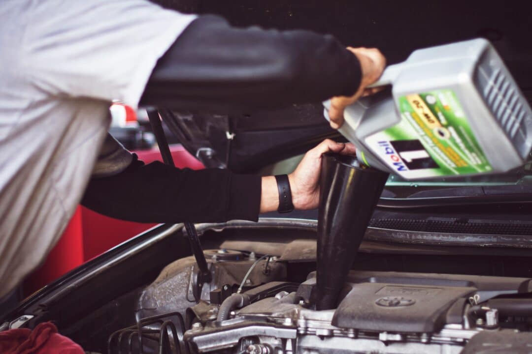 découvrez nos conseils pour l'entretien de votre voiture et assurez-vous de sa fiabilité avec nos astuces de maintenance automobile.